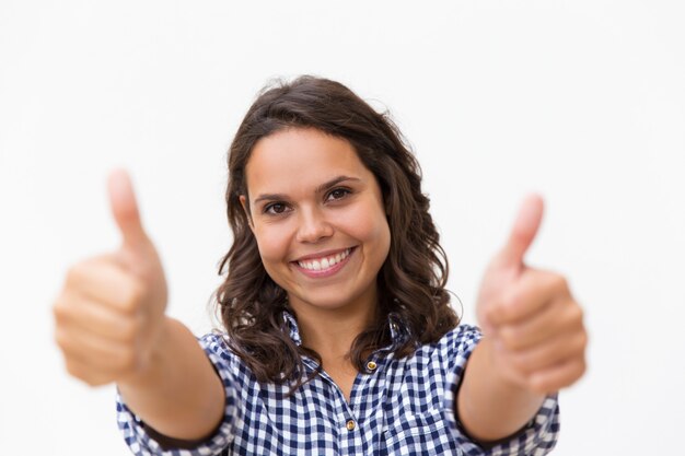Zadowolony żeński klient robi gestem obiema rękami