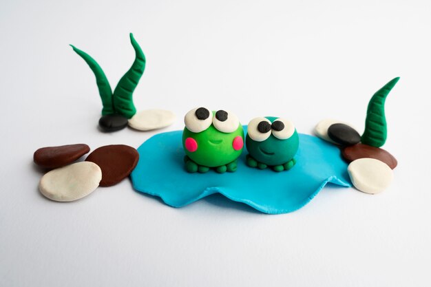 Zagraj w tło ciasta z żabami
