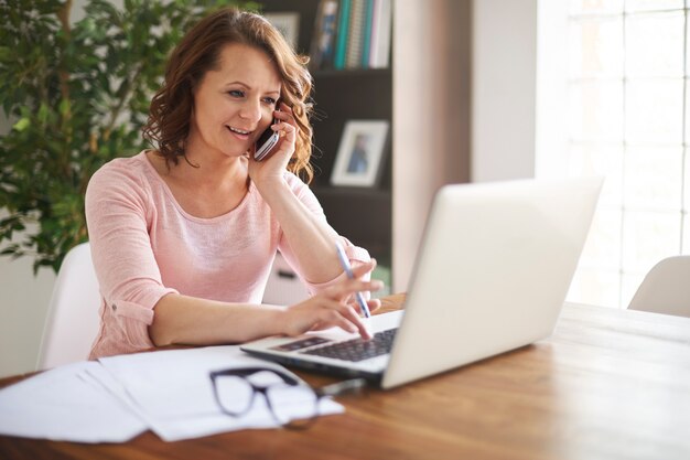 Zajęty bizneswoman pracuje w domowym biurze