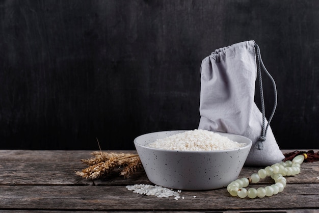 Bezpłatne zdjęcie zakat martwa natura z ryżem i ziarnami