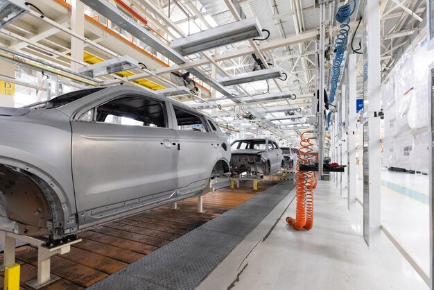 Zakład do produkcji samochodów nowoczesny przemysł motoryzacyjny fabryka samochodów elektrycznych przenośniki