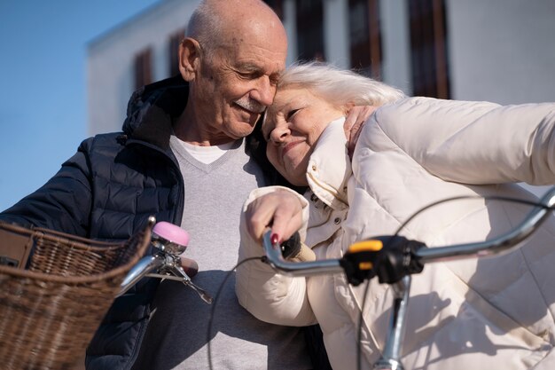 Zakochani seniorzy w średnim ujęciu