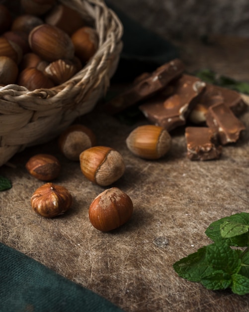 Zakończeń smakowici hazelnuts na stole