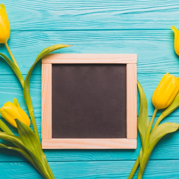 Zakończenia blackboard blisko tulipanów