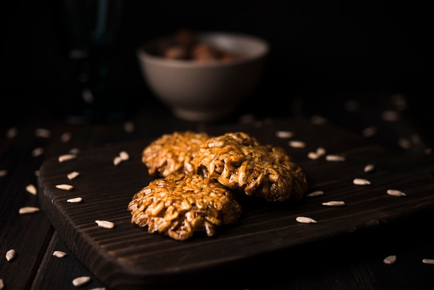 Zakończenia muesli ciastka na drewnianej desce