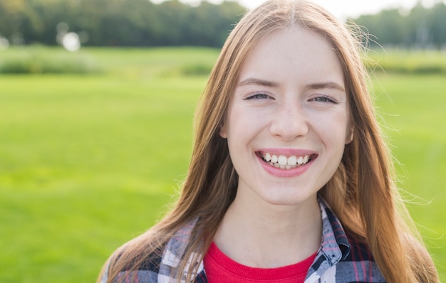 Bezpłatne zdjęcie zakończenia smiley blondynki dziewczyny portret