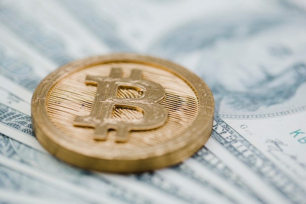 Zakończenie bitcoin nad dolarów amerykańskich banknotami