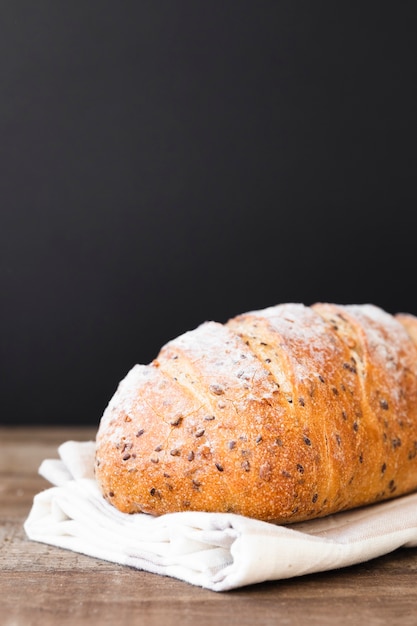 Zakończenie bochenek chleb z ziarnami na stole