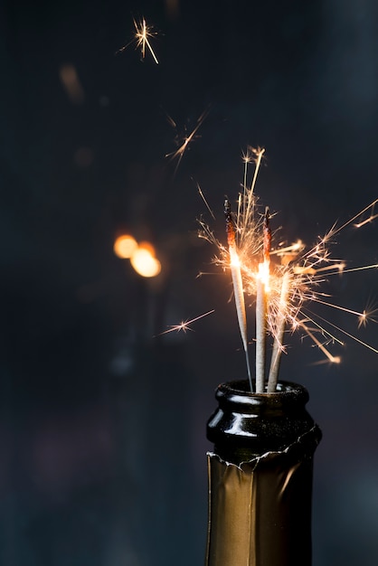 Bezpłatne zdjęcie zakończenie burring sparkler w wino butelce na ciemnym tle