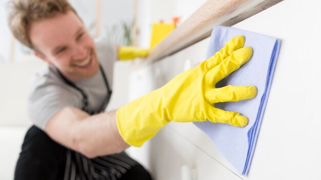 Zakończenie buźki mężczyzna cleaning