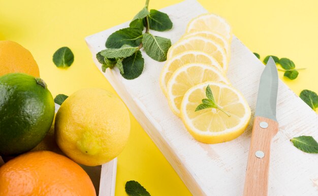 Zakończenie cytryny organicznie plasterki na stole