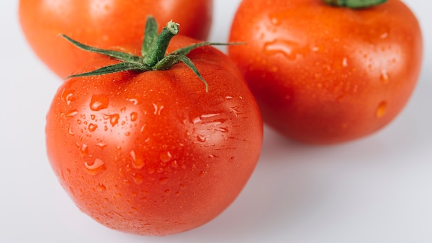 Zakończenie czerwoni soczyści pomidory