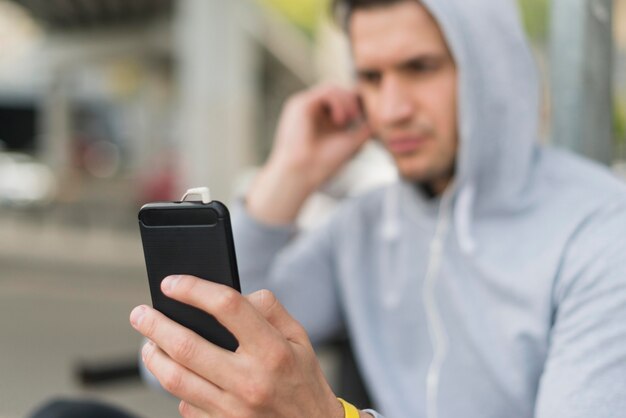 Zakończenie dorosły mężczyzna przegląda jego telefon komórkowego