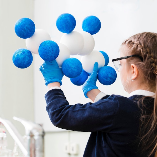 Bezpłatne zdjęcie zakończenie dziewczyna studiuje chemię