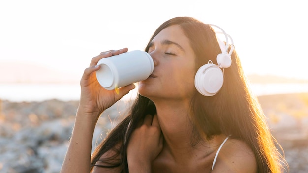 Zakończenie dziewczyna z drinkiem na plaży