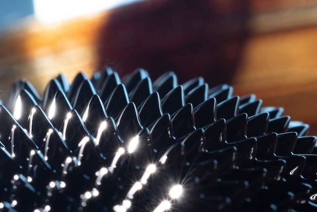 Bezpłatne zdjęcie zakończenie ferromagnetyczny metal z drewnianym tłem