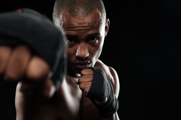 Zakończenie fotografia afroamerican bokser, pokazuje jego pięści