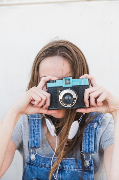 Zakończenie kobieta klika fotografię z kamerą