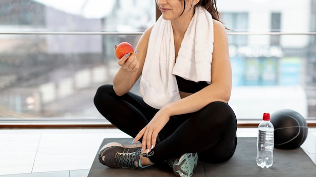 Bezpłatne zdjęcie zakończenie kobieta przy gym na przerwie