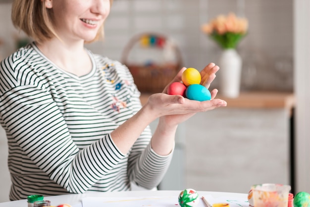 Bezpłatne zdjęcie zakończenie kobieta trzyma easter jajka