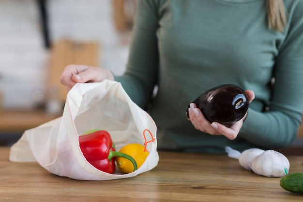 Zakończenie kobieta trzyma organicznie warzywa