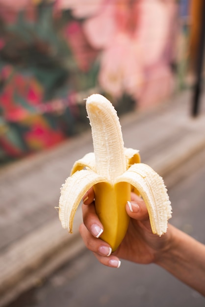 Zakończenie kobieta trzyma up banana