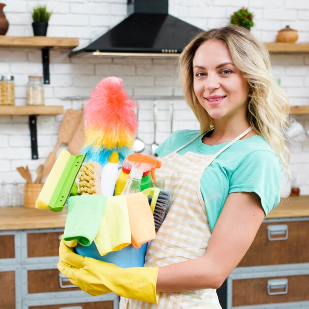 Zakończenie kobiety mienia wiadro cleaning narzędzia i produkty