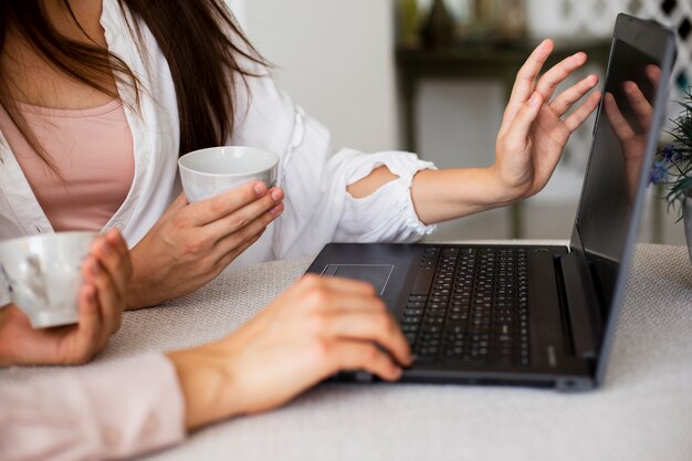 Zakończenie kobiety pracuje na laptopie