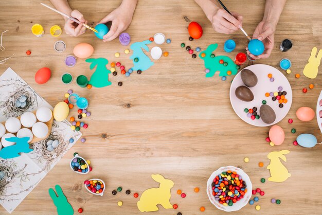 Zakończenie matki i córki ręka maluje jajka z muśnięciem na Easter dniu