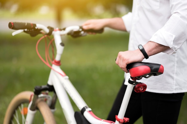 Zakończenie męski przygotowywający jechać bicykl outdoors