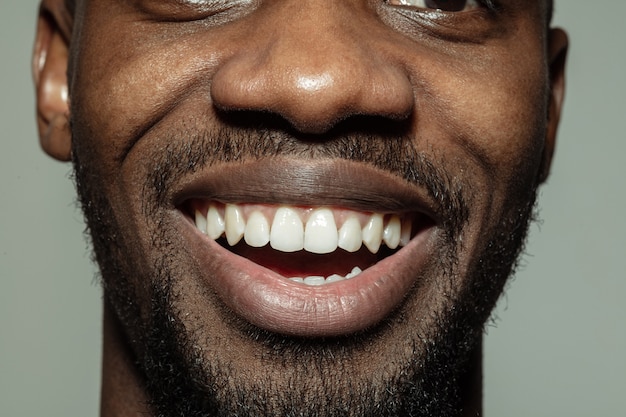 Bezpłatne zdjęcie zakończenie męski usta z dużym uśmiechem i zdrowymi zębami. kosmetologia, stomatologia i pielęgnacja urody, emocje