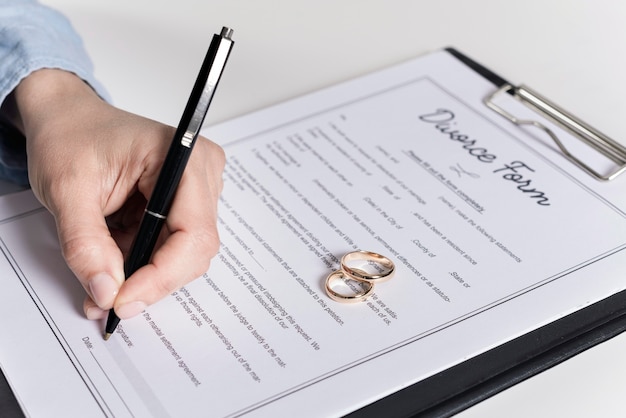 Bezpłatne zdjęcie zakończenie mężczyzna podpisuje rozwodową formę