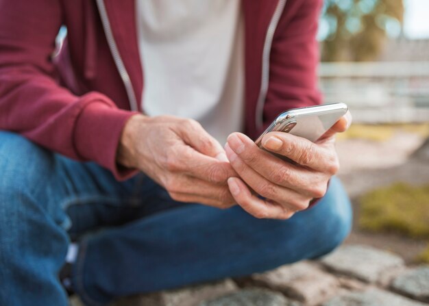 Zakończenie mężczyzna ręka trzyma mądrze telefon w ręce