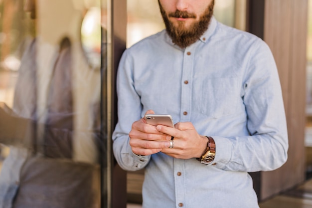 Zakończenie mężczyzna ręka używać telefon komórkowego