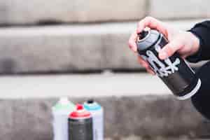 Bezpłatne zdjęcie zakończenie mężczyzna ręki mienia graffiti kiści butelka