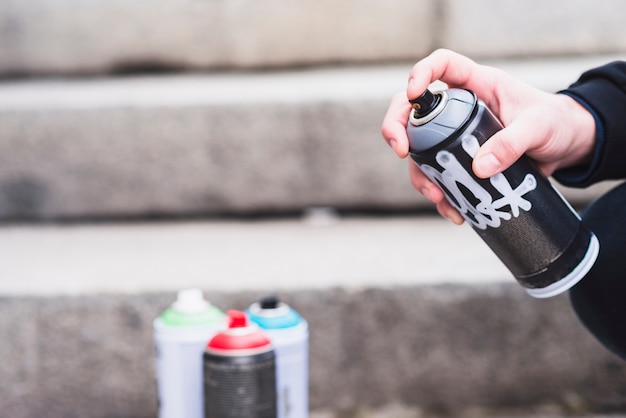 Zakończenie mężczyzna ręki mienia graffiti kiści butelka