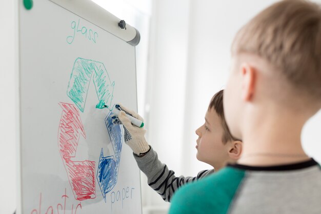 Zakończenie młody chłopiec rysunek przetwarza znaka na whiteboard