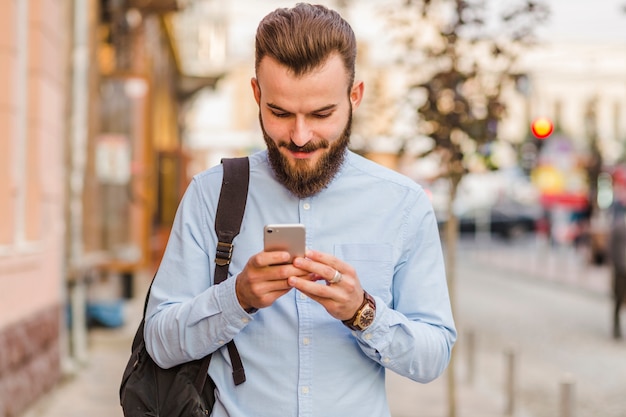 Zakończenie młody człowiek używa telefon komórkowego