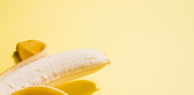 Zakończenie organicznie banan z kopii przestrzenią