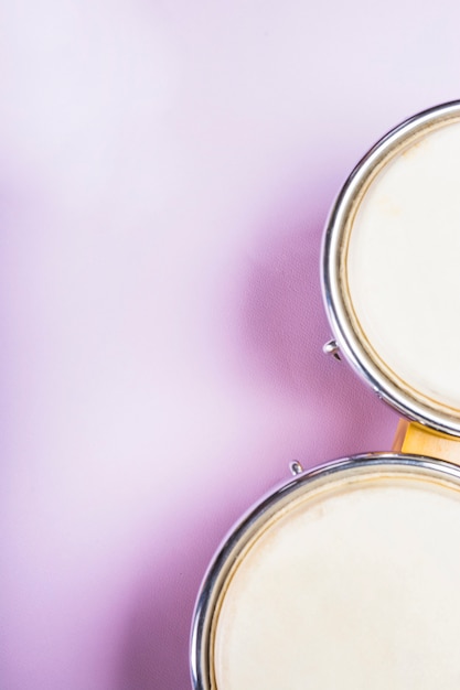 Zakończenie podwyższony widok bongo bęben na purpurowym tle