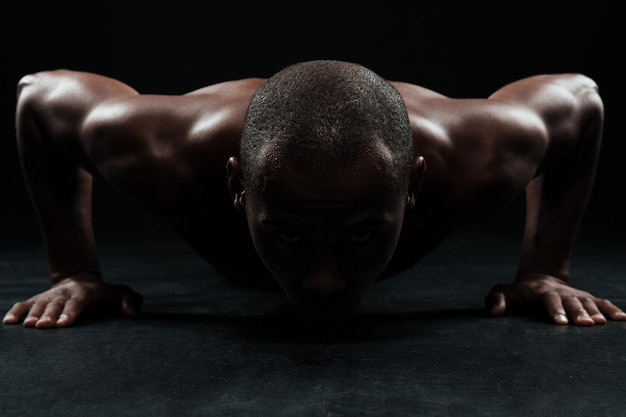 Bezpłatne zdjęcie zakończenie portret afro amerykanina sportów mężczyzna, robi pushup ćwiczeniu