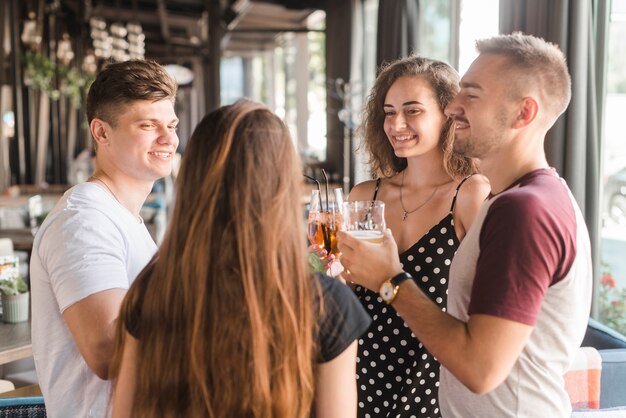 Zakończenie przyjaciele cieszy się napoje w barze