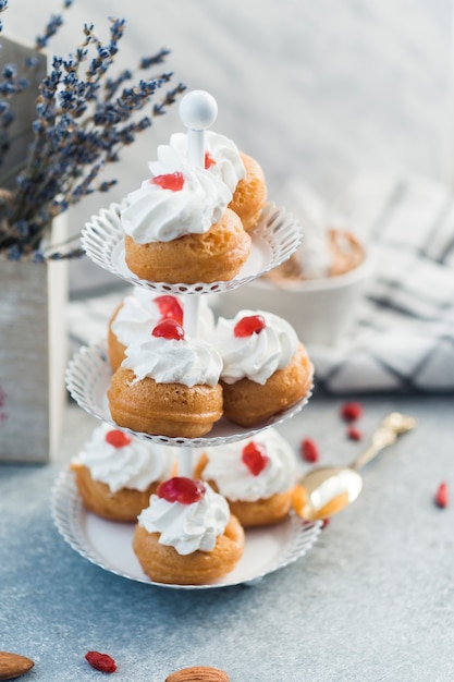 Zakończenie smakowici muffins na betonowej powierzchni