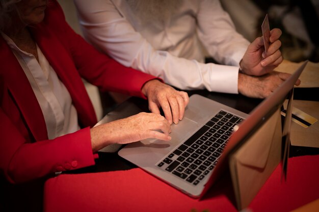 Zakończenie starszych osob para używa laptop