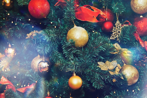 Zakończenie święto bożego narodzenia tło udekorowane drzewo z bombkami i zabawkami. koncepcja obchodów szczęśliwego nowego roku. wystrój lub we wnętrzu domu. skopiuj miejsce na stronę