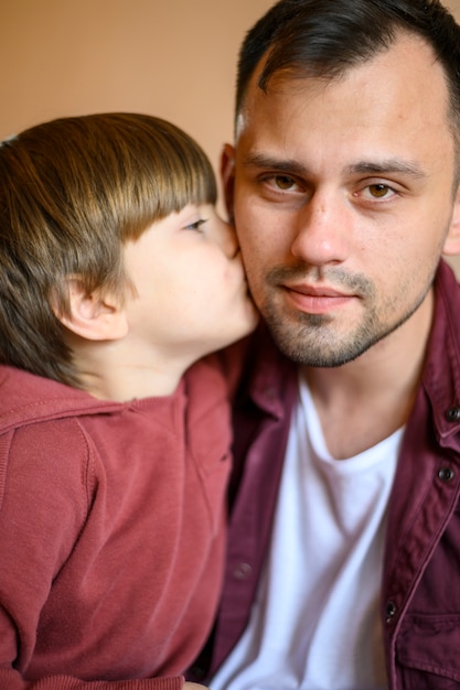 Bezpłatne zdjęcie zakończenie syna całowania ojciec