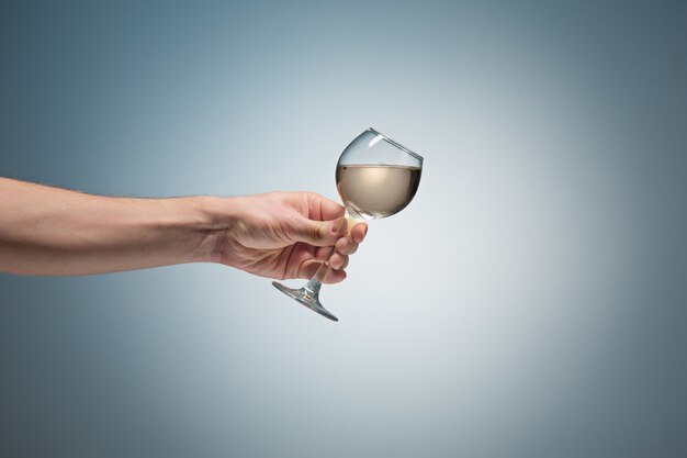 Zakończenie widok białego wina szkło