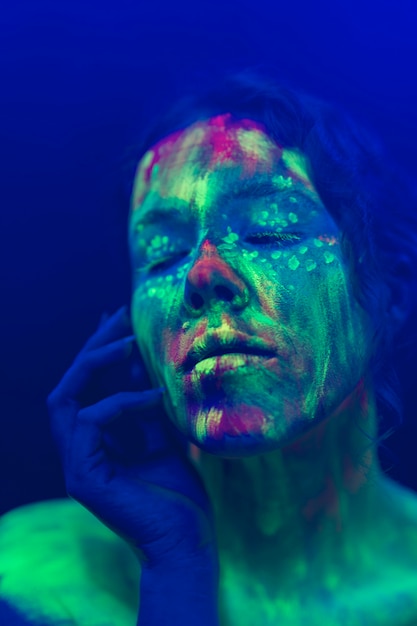 Zakończenie widok kobieta z fluorescencyjnym makijażem