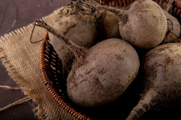 Zakończenie widok kosz beetroots na parciaku na wałkoni się tle