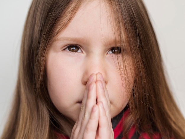 Zakończenie widok śliczny małej dziewczynki modlenie